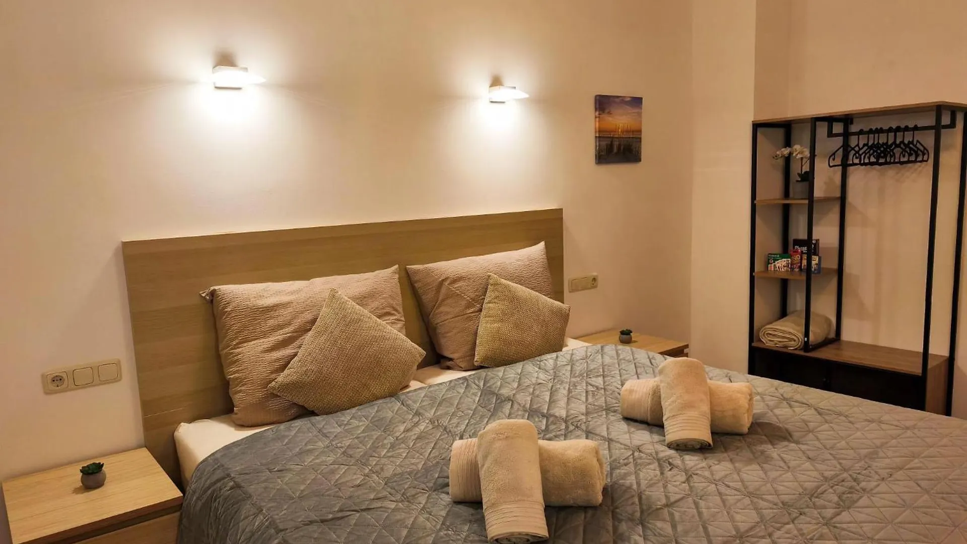 Falk Homes- Luxus Apartments, Ideal Fuer Geschaeftsreisende & Familien - Nahe Messe, Im Zentrum Nuernbergs Mit Balkon, Arbeitsplatz & Parkplatz, Self Check-In 0*, Nuremberg