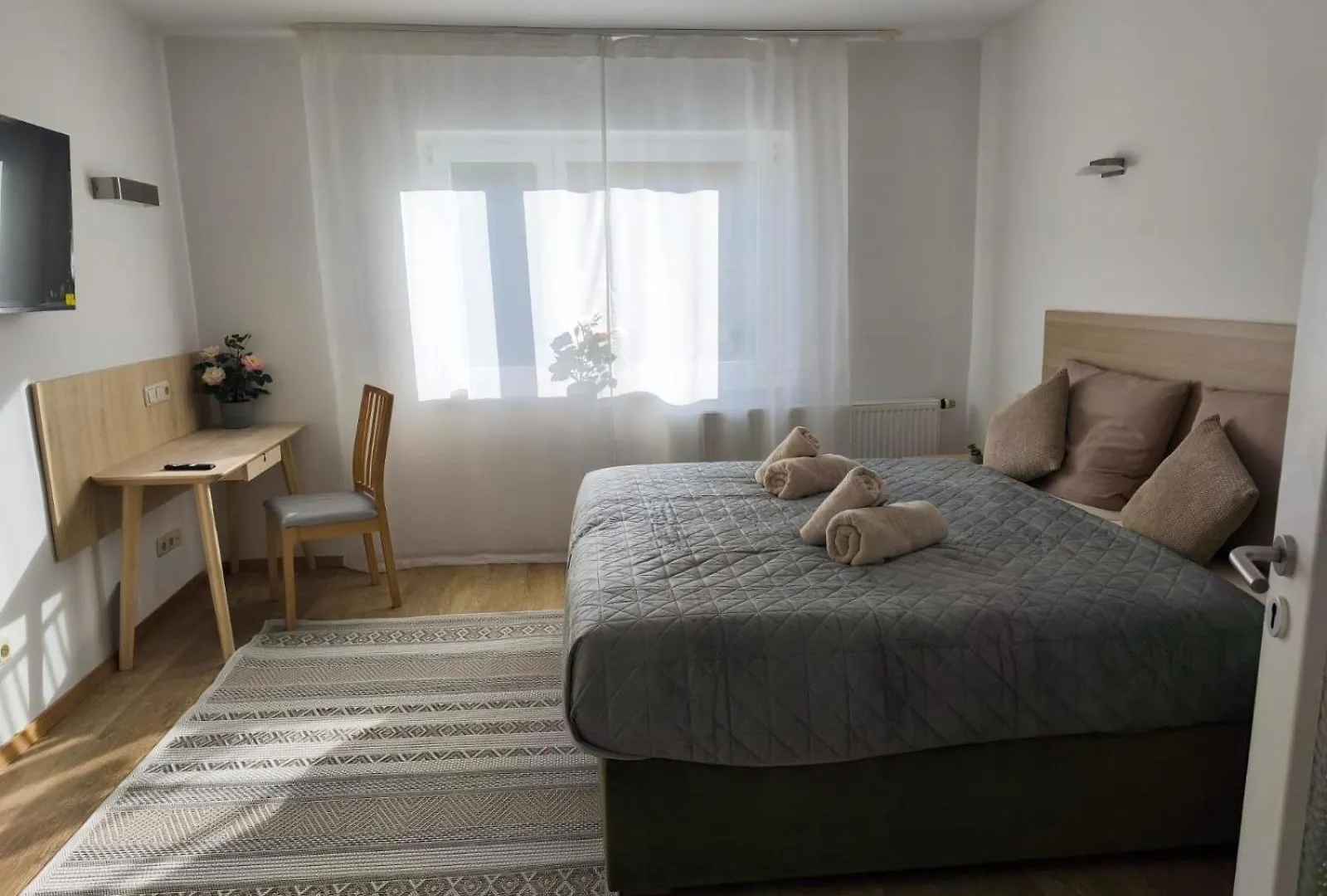 Falk Homes- Luxus Apartments, Ideal Fuer Geschaeftsreisende & Familien - Nahe Messe, Im Zentrum Nuernbergs Mit Balkon, Arbeitsplatz & Parkplatz, Self Check-In Apartment