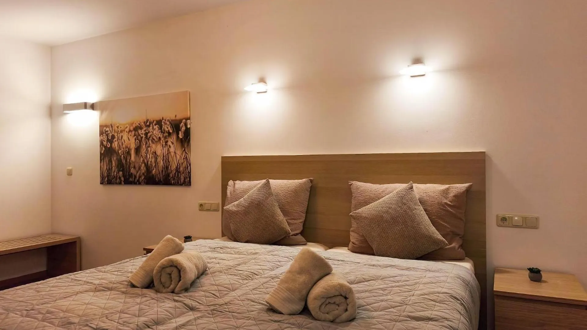 Falk Homes- Luxus Apartments, Ideal Fuer Geschaeftsreisende & Familien - Nahe Messe, Im Zentrum Nuernbergs Mit Balkon, Arbeitsplatz & Parkplatz, Self Check-In
