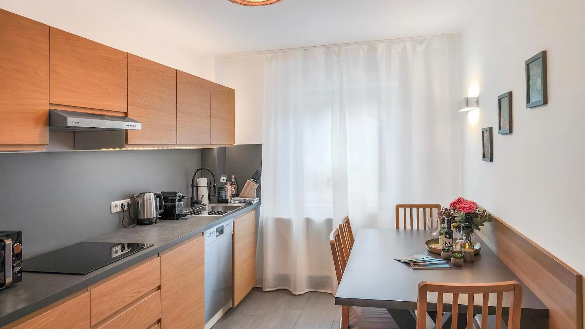 Falk Homes- Luxus Apartments, Ideal Fuer Geschaeftsreisende & Familien - Nahe Messe, Im Zentrum Nuernbergs Mit Balkon, Arbeitsplatz & Parkplatz, Self Check-In 0*, Nuremberg Germany