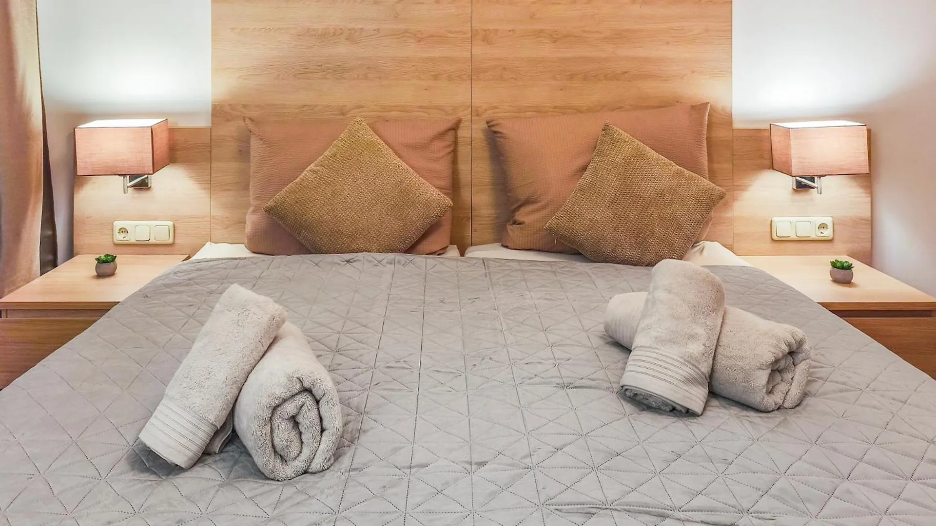 Falk Homes- Luxus Apartments, Ideal Fuer Geschaeftsreisende & Familien - Nahe Messe, Im Zentrum Nuernbergs Mit Balkon, Arbeitsplatz & Parkplatz, Self Check-In Germany