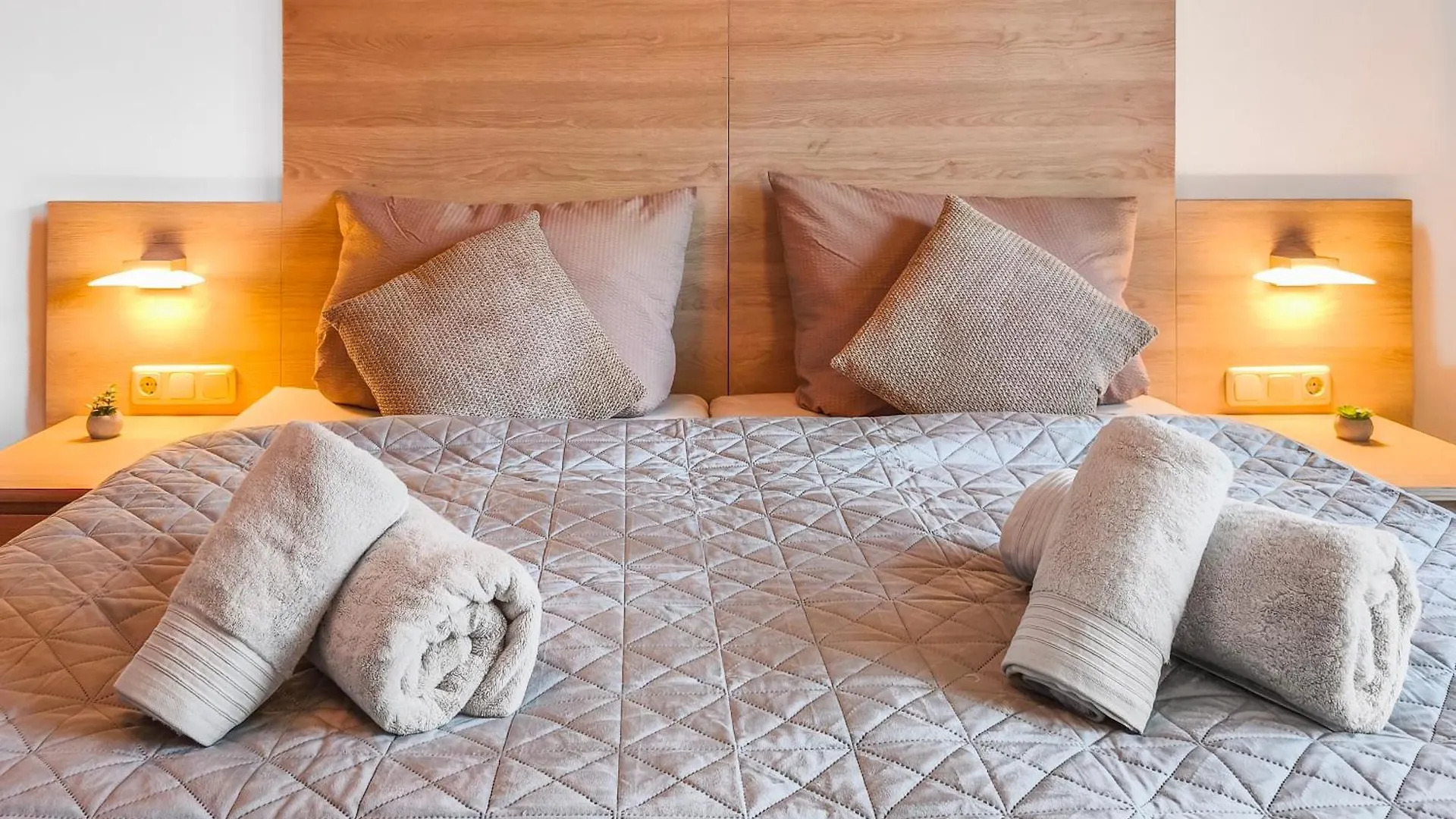 Falk Homes- Luxus Apartments, Ideal Fuer Geschaeftsreisende & Familien - Nahe Messe, Im Zentrum Nuernbergs Mit Balkon, Arbeitsplatz & Parkplatz, Self Check-In